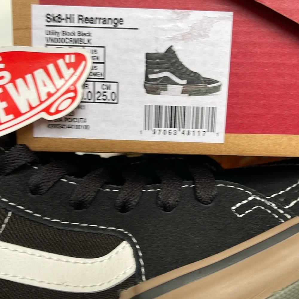 Vans WMNS Sk8-Hi Rearrange Utility Block Black
VN000CRMBLK
Sneakers - Picture 2 of 16